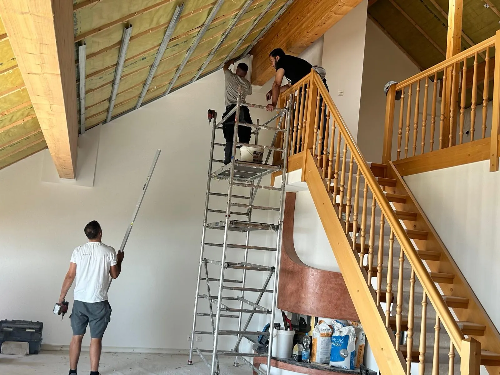 L'équipe d'Aldo Peinture au travail sur un chantier de combles.